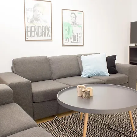 Spacious And Bright With 3 Bedrooms *