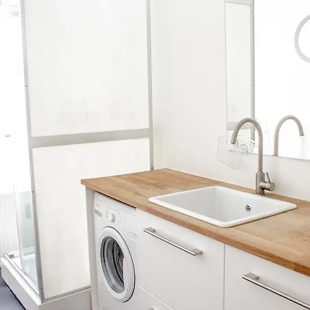 Spacious And Bright With 3 Bedrooms Apartment *